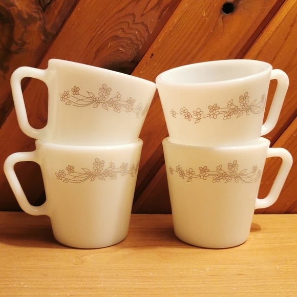 Set of 4 Pyrex Cups - Picture 2 of 7